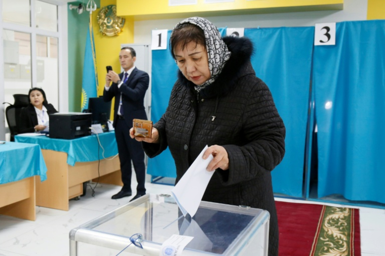 Bureau de vote à Almaty lors du référendum constitutionnel au Kazakhstan, le 15 mars 2026 ( AFP / Ruslan PRYANIKOV )
