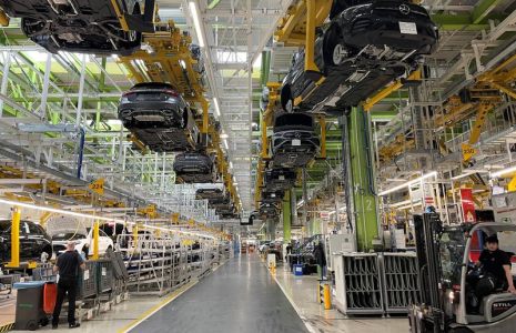 Vue générale des lignes de production du constructeur automobile allemand Mercedes-Benz