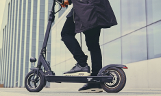 Trottinettes électriques : à Paris, une amende de 135 euros si on roule sur les trottoirs