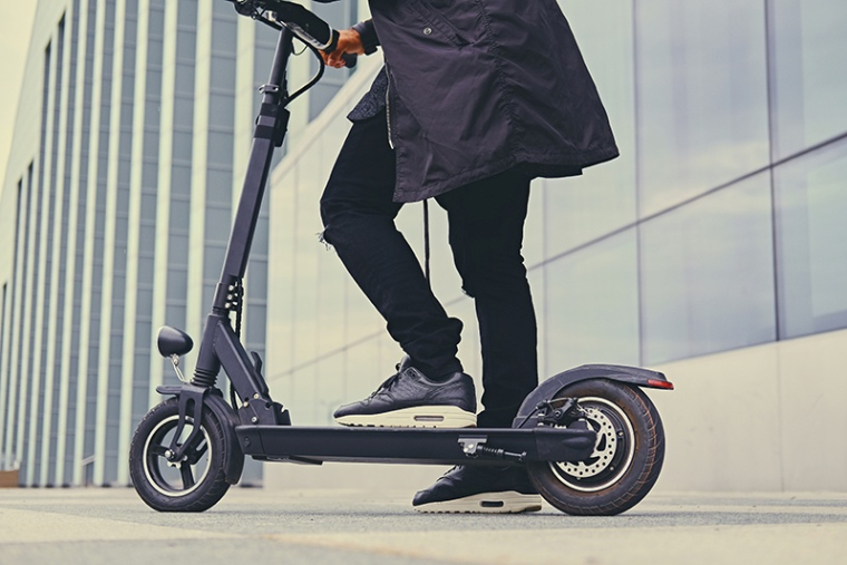 La Défense s’est déjà débarrassé de certaines trottinettes électriques (Crédit photo: Adobe Stock)
