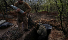 Des militaires ukrainiens préparent le tir d'un obusier D30 sur une ligne de front près de la ville de Bakhmout