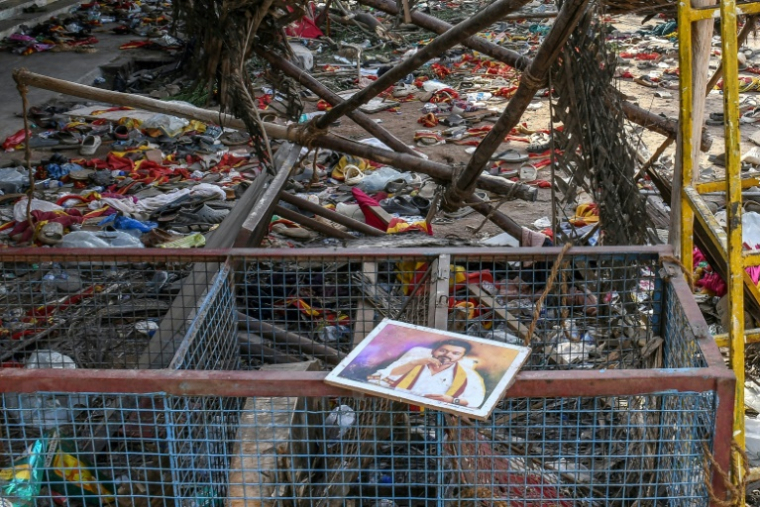 Un portrait de Vijay, acteur devenu homme politique, sur le site d'une bousculade qui s'est produite lors de son rassemblement dans l'État du Tamil Nadu, le 28 septembre 2025 en Inde ( AFP / - )