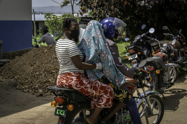 Une jeune femme soupçonnée d'avoir la maladie Ebola, arrive à l'hôpital de Rwampara, dans le nord-est de la République démocratique du Congo (RDC) le 26 mai 2026 ( AFP / Glody MURHABAZI )