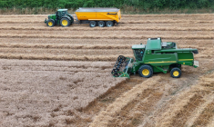 Cette photographie montre une moissonneuse-batteuse et un tracteur dans un champ de blé à Hede-Bazouges, dans l'ouest de la France, le 18 juillet 2025. ( AFP / DAMIEN MEYER )