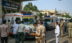 Des ambulances garées près de la salle d'autopsie d'un hôpital avant de transférer les corps des victimes vers une morgue, au lendemain du crash du vol 171 d'Air India dans un quartier résidentiel, près de l'aéroport d'Ahmedabad, le 13 juin 205 en Inde ( AFP / Punit PARANJPE )
