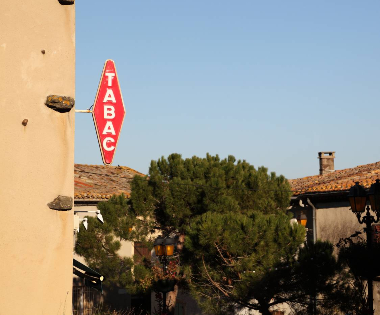 Des bureaux de tabac équipés de DAB / iStock-kbwills
