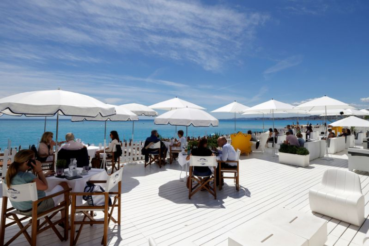 LA CROISSANCE DES SERVICES RALENTIT EN ALLEMAGNE ET EN FRANCE