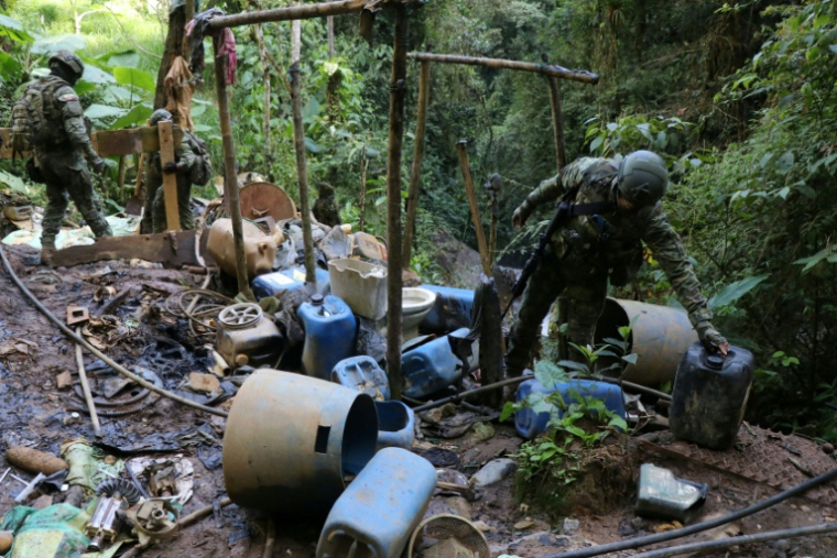 Des membres de l'armée participent à une opération contre l'extraction minière illégale à Buenos Aires, dans la province d'Imbabura, en Equateur, le 27 mai 2026 ( AFP / Galo Paguay )