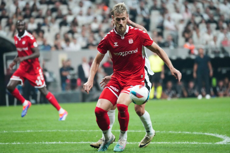 Un défenseur central signe au FC Nantes