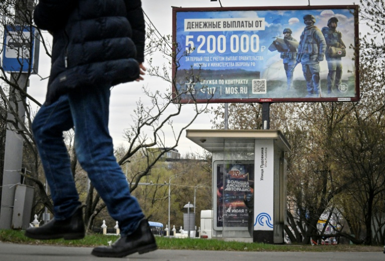 Une affiche faisant la promotion de contrats avec l'armée et promettant "5.200.000 roubles la première année" (environ 58.900 euros) le 14 avril 2026 à Moscou ( AFP / Alexander NEMENOV )