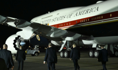Le président américain Donald Trump marche vers Air Force One sur le tarmac de la base britannique de Mildenhall, le 8 juillet 2026 ( AFP / SAUL LOEB )