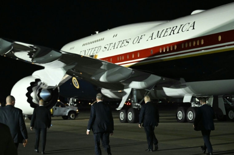 Le président américain Donald Trump marche vers Air Force One sur le tarmac de la base britannique de Mildenhall, le 8 juillet 2026 ( AFP / SAUL LOEB )