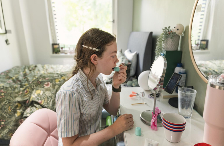 Certaines routines beauté en vogue sur TikTok sont à la fois coûteuses, chronophages et dangereuses pour la peau. ( crédit photo : Getty Images )