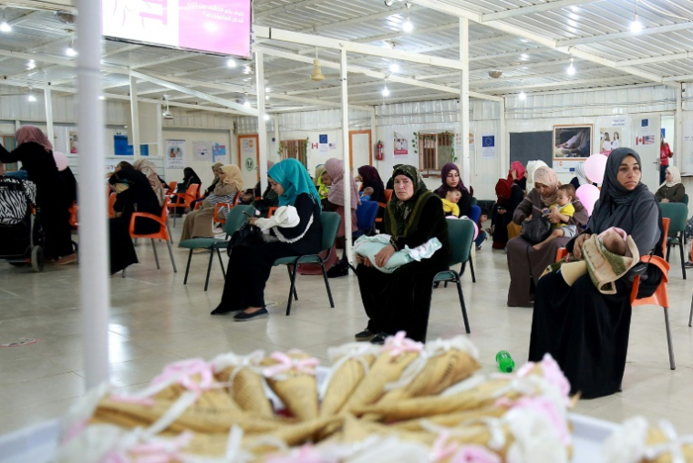 Des femmes et leurs nouveaux-nés attendent une consultation à la clinique de santé sexuelle et reproductive (SSR) soutenue par l'UNFPA dans le camp de réfugiés syriens de Zaatari, près de la ville jordanienne de Mafraq, au nord de la capitale Amman, le 17 octobre 2022 ( AFP / Khalil MAZRAAWI )