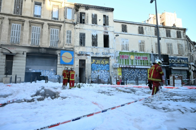Des pompiers interviennent sur le site du Marché du Soleil, à Marseille, le 10 septembre 2026  ( AFP / Miguel MEDINA )
