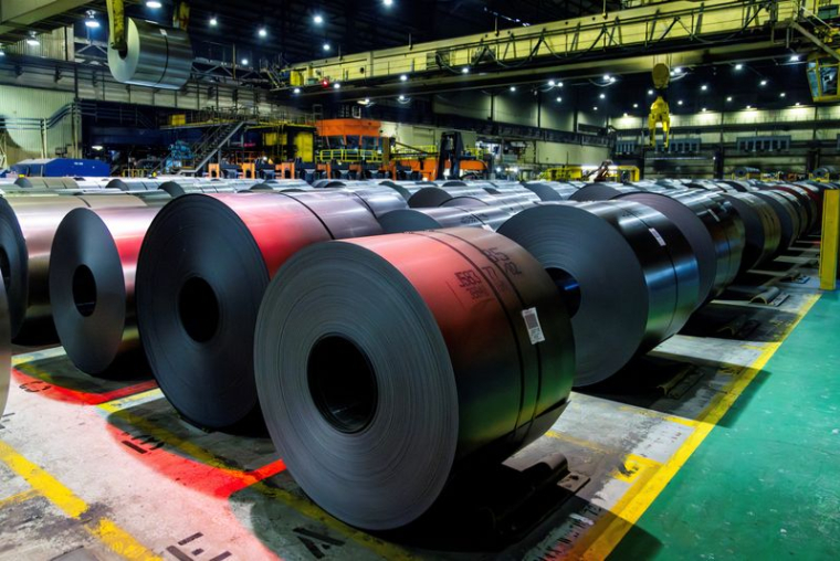 Des bobines d'acier sont visibles sur le sol de la ligne de galvanisation chez ArcelorMittal Dofasco à Hamilton