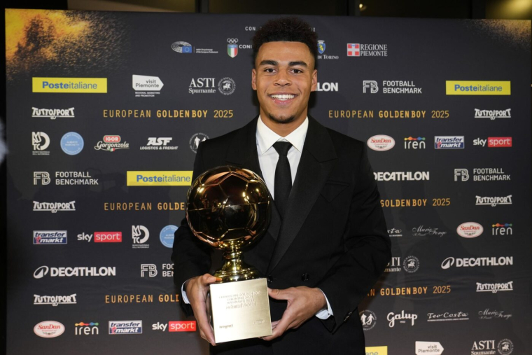 Désiré Doué a reçu son petit trophée