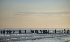 Des migrants tentent de traverser la Manche avec des bateaux de passeurs au large de la plage de Gravelines, dans le Nord, le 27 septembre 2025 ( AFP / Sameer Al-DOUMY )