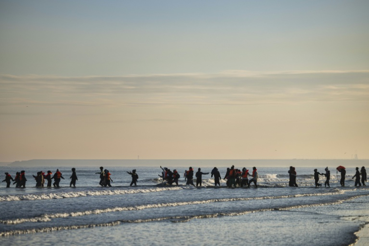 Des migrants tentent de traverser la Manche avec des bateaux de passeurs au large de la plage de Gravelines (France), le 27 septembre 2025 ( AFP / Sameer Al-DOUMY )
