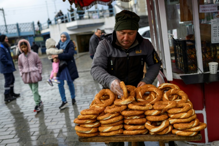 Un vendeur de simits, petits pains turcs en forme d'anneau, le 27 décembre 2025 à Istanbul ( AFP / Yasin AKGUL )
