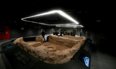 Une photo montre des vestiges romains exposés à l'intérieur de la station de métro "Colosseo" (Colisée), en marge de l'ouverture au public des nouvelles stations de métro Colosseo et Porta Metronia, conçues comme des musées pour présenter les découvertes archéologiques mises au jour lors de leur construction, à Rome, le 16 décembre 2025. ( AFP / Filippo MONTEFORTE )