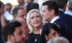 Marine Le Pen (g) et Jordan Bardella, à Nice, le 14 juillet 2026 ( AFP / Valery HACHE )