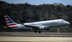 Un avion d'American Eagle, effectuant un vol régional pour American Airlines, pour le premier vol commercial direct entre les Etats-Unis et le Venezuela depuis sept ans, atterrit à l'aéroport international Simon Bolivar de La Guaira, dans l'État de La Guaira, au Venezuela, le 30 avril 2026 ( AFP / Federico PARRA )