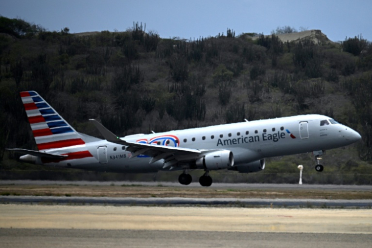 Un avion d'American Eagle, effectuant un vol régional pour American Airlines, pour le premier vol commercial direct entre les Etats-Unis et le Venezuela depuis sept ans, atterrit à l'aéroport international Simon Bolivar de La Guaira, dans l'État de La Guaira, au Venezuela, le 30 avril 2026 ( AFP / Federico PARRA )