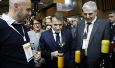 Le président Emmanuel Macron goûte un vin lors de sa visite au salon Wine Paris 2026 au parc des expositions de la Porte de Versailles, le 9 février 2026 à Paris ( POOL / Yoan VALAT )