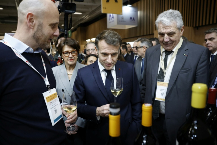 Le président Emmanuel Macron goûte un vin lors de sa visite au salon Wine Paris 2026 au parc des expositions de la Porte de Versailles, le 9 février 2026 à Paris ( POOL / Yoan VALAT )