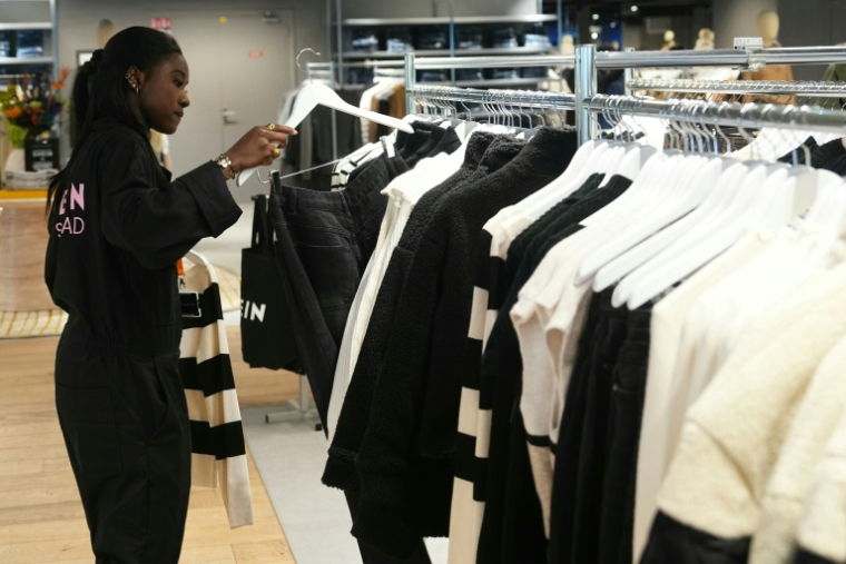 Une employée de Shein dans le premier magasin physique du géant de l'e-commerce asiatique installé au BHV à Paris, le 5 novembre 2025 ( AFP / Dimitar DILKOFF )