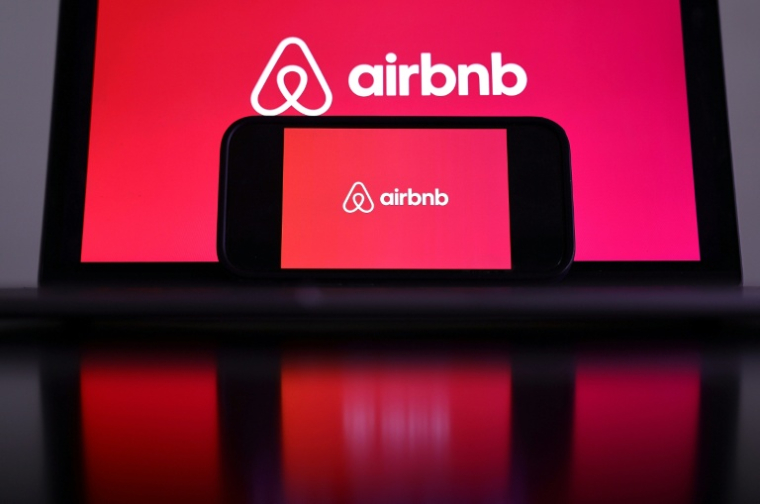 Airbnb se voit désormais en véritable intermédiaire de réservation, empiétant sur le terrain de Booking.com et Expedia ( GETTY IMAGES NORTH AMERICA / MARIO TAMA )