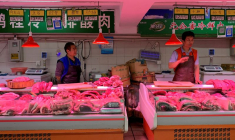 PHOTO DE FICHIER : Des vendeurs de porc tiennent leurs étals sur un marché de Pékin