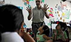 Des enfants apprennent à compter sur leurs doigts à Tegucigalpa le 1er décembre 2009 ( AFP / ELMER MARTINEZ )