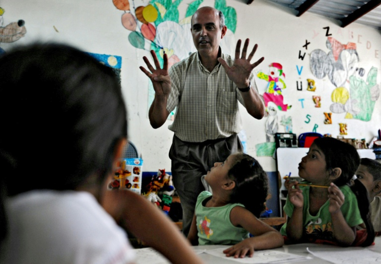 Des enfants apprennent à compter sur leurs doigts à Tegucigalpa le 1er décembre 2009 ( AFP / ELMER MARTINEZ )
