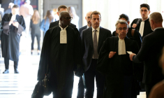 Guillaume Faury (au centre), PDG d'Airbus, arrive avec ses avocats à la cour d'appel pour le procès en appel d'Airbus et d'Air France pour « homicide involontaire » dans le crash du vol A330 d'Air France Rio-Paris, à Paris le 29 septembre 2025 ( AFP / Alain JOCARD )