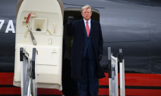 L'ancien président américain Donald Trump débarque du "Trump Force One" à l'aéroport d'Aberdeen, le 1er mai 2023, au début de sa première visite en Ecosse depuis sa perte de la présidence ( AFP / ANDY BUCHANAN )