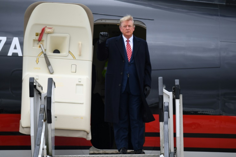 L'ancien président américain Donald Trump débarque du "Trump Force One" à l'aéroport d'Aberdeen, le 1er mai 2023, au début de sa première visite en Ecosse depuis sa perte de la présidence ( AFP / ANDY BUCHANAN )