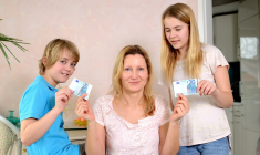 (Dans un souci d'équité, une mère distribue le même billet de 20 euros à ses deux enfants, malgré une différence d’âge - Crédit photo : Adobe Stock)