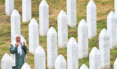 Une musulmane bosniaque prie parmi les tombes du cimetière commémoratif de Potocari, près de Srebrenica, en Bosnie orientale, le 10 juillet 2025, à la veille du 30e anniversaire du génocide commis par les forces serbes de Bosnie ( AFP / ELVIS BARUKCIC )