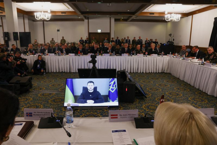 Vidéoconférence avec le président ukrainien Volodimir Zelensky lors la réunion du groupe de contact sur la défense de l'Ukraine sur la base militaire de Ramstein