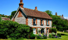 a résidence secondaire peut être un moyen de financer ses vacances via l'échange de maisons, ou encore de se faire de l'argent de poche en la louant à des agences spécialisées pour des tournages (Crédit : Pixabay mikes photo)