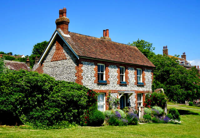 a résidence secondaire peut être un moyen de financer ses vacances via l'échange de maisons, ou encore de se faire de l'argent de poche en la louant à des agences spécialisées pour des tournages (Crédit : Pixabay mikes photo)