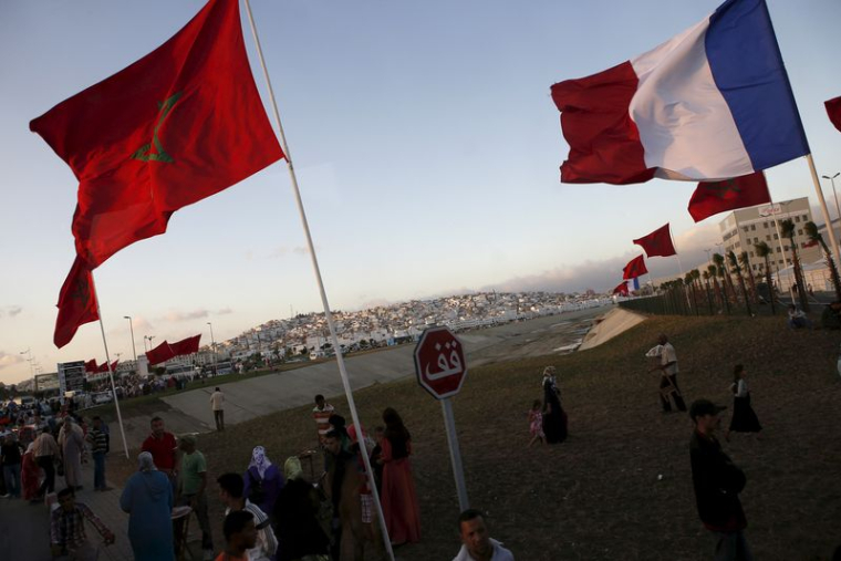 Photo d'archives: Des Marocains se rassemblent en attendant l'arrivée du roi du Maroc Mohammed VI et de l'ex-président français François Hollande