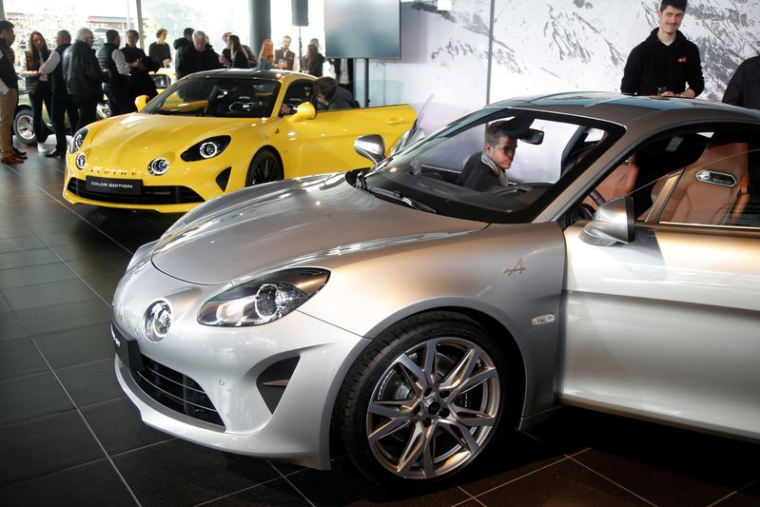 Photo d'archives de gens qui regardent la voiture Alpine A110 Légende GT à Boulogne-Billancourt, France