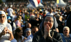 Des religieuses attendent l'arrivée du pape Léon XIV, le 27 septembre 2026 à Lourdes, dans le sud-ouest de la France  ( AFP / Lionel BONAVENTURE )