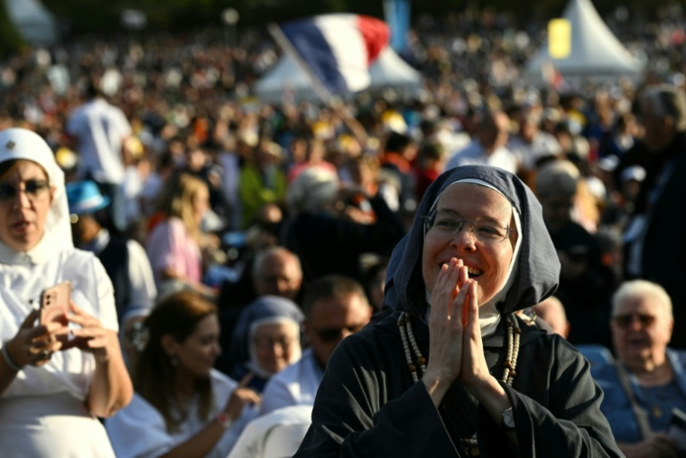 Des religieuses attendent l'arrivée du pape Léon XIV, le 27 septembre 2026 à Lourdes, dans le sud-ouest de la France  ( AFP / Lionel BONAVENTURE )