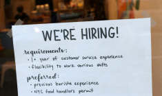 Un panneau d'embauche est visible dans un café alors que le département américain du travail publie son rapport sur l'emploi de juillet, à Manhattan, New York City
