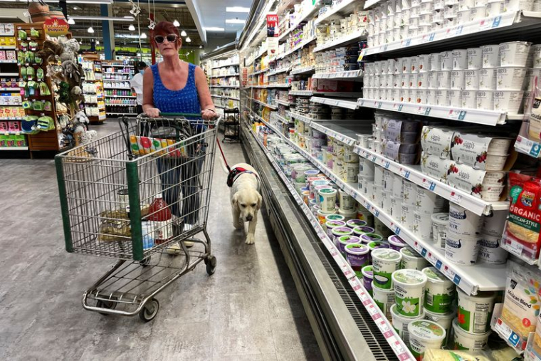 Une femme fait ses courses à Hadley, États-Unis