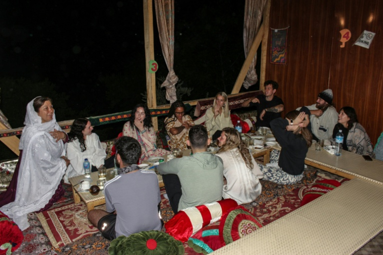 Sur cette photo prise le 20 mai 2025, des touristes dînent dans un restaurant de Karimabad, dans le district de Hunza, dans la région pakistanaise du Gilgit-Baltistan ( AFP / Manzoor BALTI )